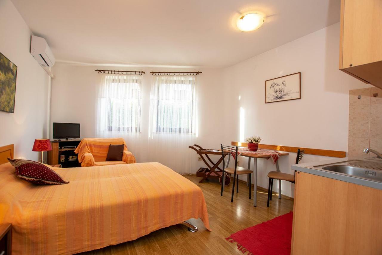 Apartments Mirjana Pula Ngoại thất bức ảnh